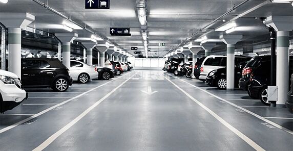 Tiefgarage mit parkenden Autos